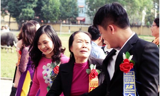 Thầy trò nghẹn ngào ngày gặp lại