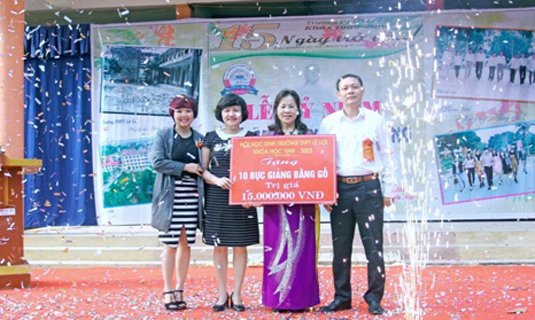 Trao tặng nhà trường 10 bục giảng bằng gỗ