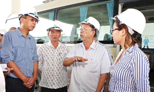 Bí thư Tỉnh ủy Trần Công Chánh và Chủ tịch UBND tỉnh Lữ Văn Hùng (thứ hai và ba từ phải sang) làm việc với các nhà đầu tư nước ngoài có dự án tại tỉnh Hậu Giang. Ảnh Phạm Duy Khương
