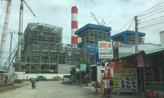 Trung tâm Nhiệt điện Duyên Hải chạy than ở tỉnh Trà Vinh đang gây nhiều lo ngại về ô nhiễm môi trường.