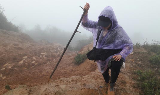 Đường lên bản Cu Vai ngập trong bùn lầy, dính như keo.