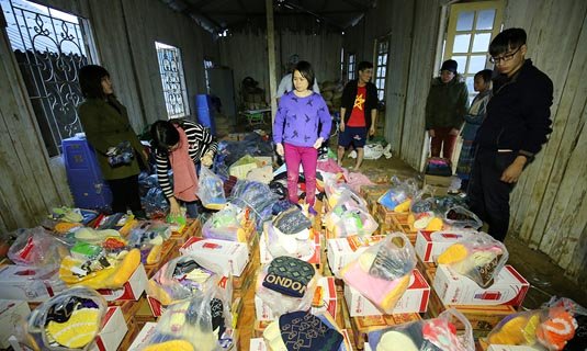 Công tác chuẩn bị quà tặng cho bà con bản Cu Vai.