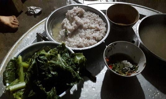 Bừa cơm ngày thường của bà con bản Cu Vai.