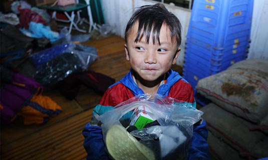 Em bé Cu Vai khi nhận được quà Rạng Đông.
