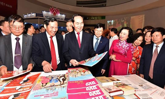 Chủ tịch nước Trần Đại Quang tham quan các gian trưng bày tại Hội báo toàn quốc 2018.
