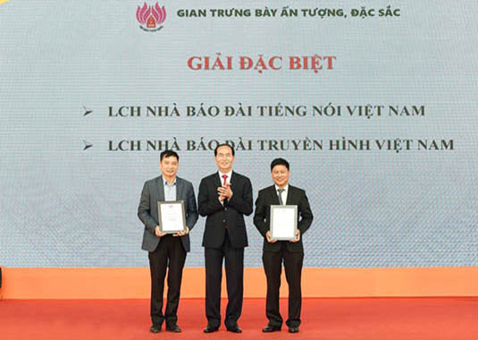 Chủ tịch nước Trần Đại Quang trao giải đặc biệt cho các gian trưng bày ấn tượng, đặc sắc.