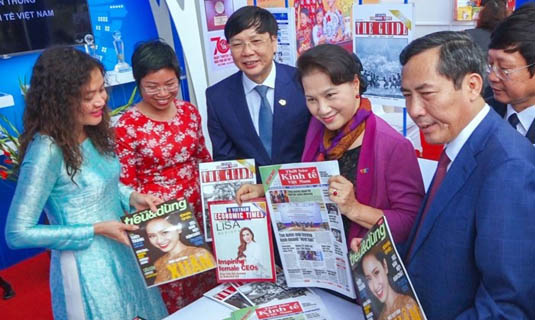 Chủ tịch Quốc hội Nguyễn Thị Kim Ngân cùng lãnh đạo Hội Nhà báo Việt Nam thăm gian trưng bày báo chi tại Hội báo toàn quốc năm 2018 - Ảnh: Việt Tuấn.