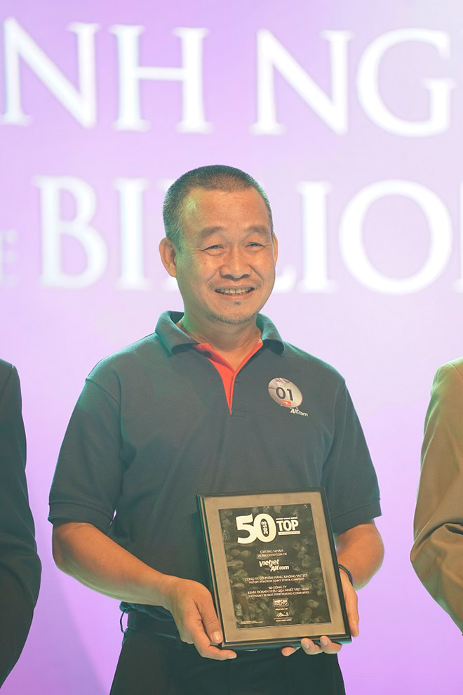 Giám đốc điều hành Vietjet Lưu Đức Khánh nhận giải Top 50 Công ty hoạt động hiệu quả nhất 2017