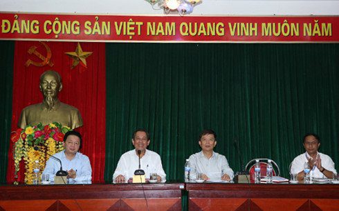 Phó Thủ tướng Trương Hòa Bình trực tiếp lắng nghe tâm tư, nguyện vọng của bà con ngư dân xã Cảnh Dương. Ảnh: VGP