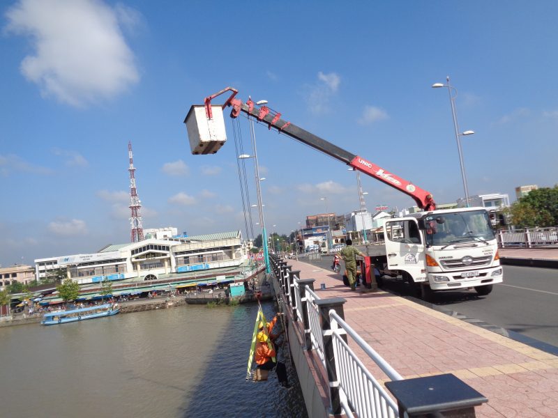 Sửa biển báo đường sông cầu Bến Tre