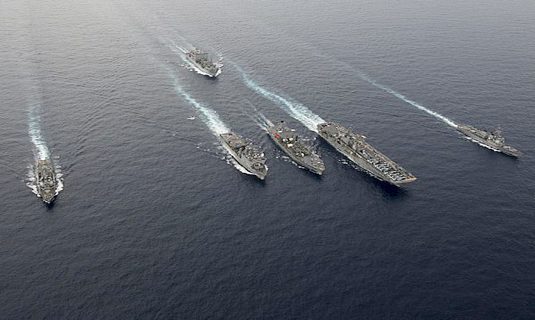 Tàu USS Decatur thuộc Hạm đội 3 (thứ 3 từ trái sang) tham gia diễn tập trên Biển Đông cùng Hạm đội 7. Ảnh: US Navy