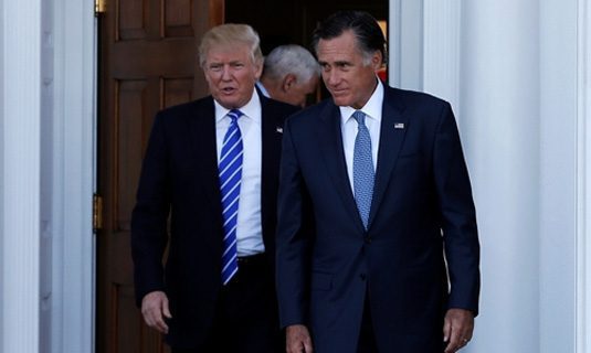 Mitt Romney (phải) đến gặp Tổng thống đắc cử Mỹ Donald Trump tại Câu lạc bộ Golf quốc gia Trump ở Bedminster, bang New Jersey hôm 19/11.
