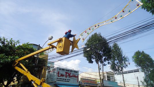 Công nhân lắp đèn chiếu sáng ở Sóc Trăng