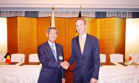 Ông Shusaku Nagae, Chủ tịch Hội đồng quản trị Tổng công ty Panasonic và Ông Renaud Gryspeerdt, Chủ tịch Hội đồng quản trị của Schréder SA đã ký một thỏa thuận hợp tác ngày 12 tháng 10 để cùng nhau cung cấp các giải pháp hướng tới thành phố thông minh.