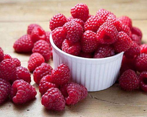 Mâm xôi, lựu, cà rốt... đều là những rau củ có chứa nhiều carotenoid, giúp da trẻ trung. Hình minh họa