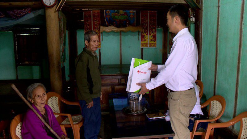 Rạng Đông tới thăm hỏi và tặng quà gia đình cụ Nguyễn Văn Ôn - Hộ gia đình nghèo của tỉnh Hà Tĩnh