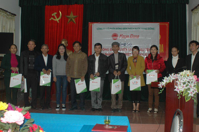 Rạng Đông đã trực tiếp trao tặng gần 2500 suất quà tới từng hộ gia đình bị thiệt hại nặng nề do bão lũ