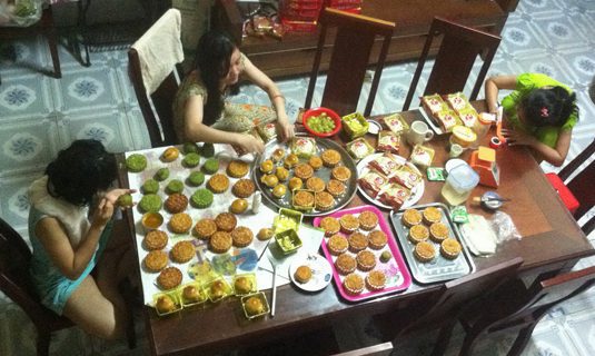 Đèn LED trong một gia đình làm bánh trung thu ở khu vực 3, phường An Khánh, quận Ninh Kiều, thành phố Cần Thơ