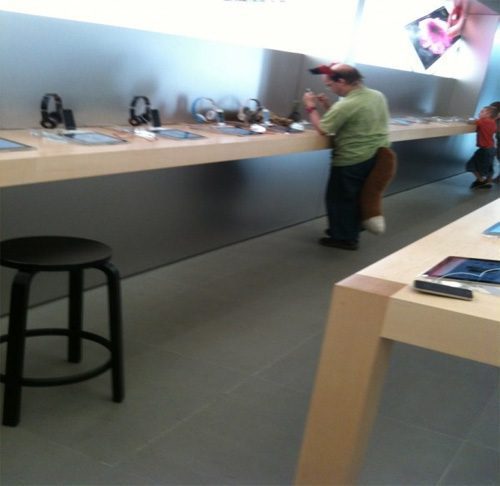 Có thể, người dùng lớn tuổi này ghé qua Apple Store sau khi tham dự một lễ hội hóa trang.