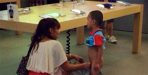 Có những em nhỏ được phụ huynh "giải quyết tại chỗ" khi có nhu cầu.