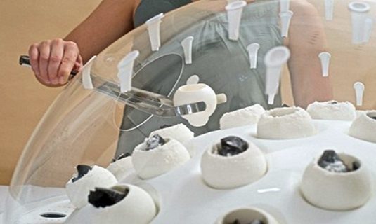 Nhựa được cho vào lớp vỏ làm bằng thạch dẻo. 