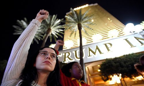 Người biểu tình chống Trump tại khách sạn Las Vegas, Nevada ngày 12/11.