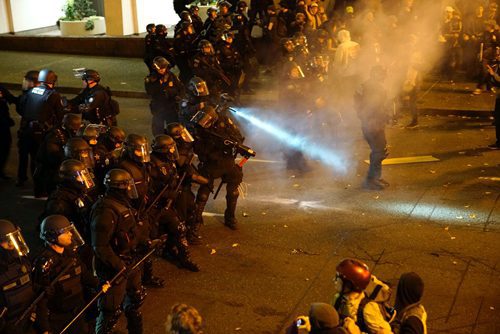 Cảnh sát phải sử dụng hơi cay trong cuộc biểu tình tại Portland, Oregon ngày 12/11.