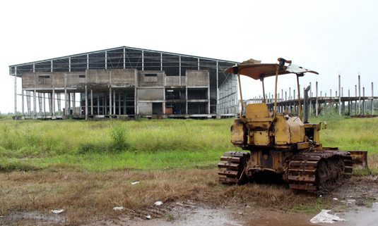 Dự án dang dở hoang phế trong mưa nắng hơn hai năm nay. Ảnh: Duy Khương