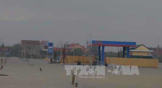 Hàng trăm hộ dân dọc bờ sông đã bị ngập.