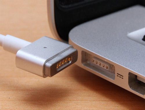 Cổng và đầu cắm MacSafe bắt đầu trở thành dĩ vãng trên máy MacBook Pro 2016 - Ảnh: Wikimedia