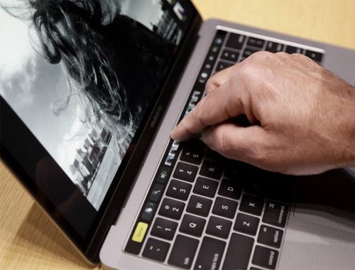 Bỏ phím Esc và fn, thay vào đó là các phím ảo hiển thị trên thanh cảm ứng Touch Bar - Ảnh: Business Insider