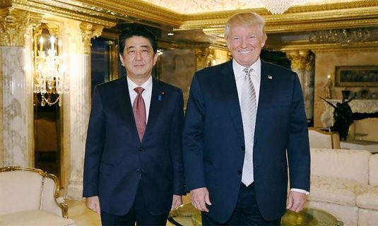 Ông Abe trả lời báo chí một mình sau cuộc gặp Trump: Thủ tướng Nhật Bản Shinzo Abe là lãnh đạo thế giới đầu tiên bay đến Mỹ để gặp tổng thống đắc cử Mỹ Donald Trump. Tuy nhiên, sau cuộc gặp chỉ có ông Abe xuất hiện trả lời báo giới.