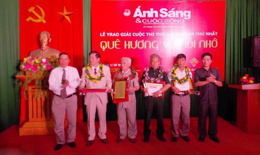 Ông Nguyễn Văn Thái chánh văn phòng HCSVN(ngoài cùng bên trái) và nhà báo Lưu Huyền Hậu Tổng biên tập tạp chí Ánh Sáng & Cuộc Sống(ngoài cùng bên phải) trao giải nhất cho các tác giả