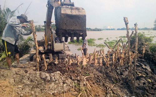 Đoạn bờ bao ven sông Sài Gòn đang được gia cố.