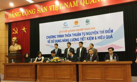 Ông Đỗ Đức Quân, Phó Tổng cục trưởng, Tổng cục Năng lượng, Bộ Công Thương (ngồi thứ ba, từ phải sang trái ) ký kết với các đại diện Doanh nghiệp tham gia chương trình VA.