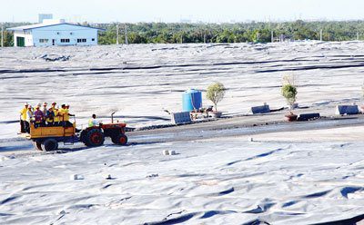 Một góc bãi chôn lắp rác Khu xử lý rác Đa Phước, TPHCM