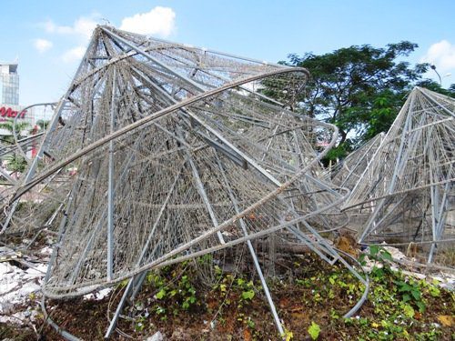 28 nón sắt mỗi chiếc nặng khoảng 100 kg được xếp đống tại bãi đất trống ven đường Lê Hồng Phong. Ảnh: Giang Chinh