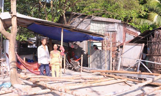 Vợ chồng bà Em trên nền đất không được dựng lại chòi lá