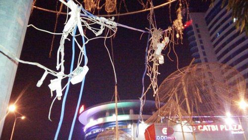 Dây điện, đèn nháy, đèn led hỏng rơi xuống đường sau thời gian ngắn đi vào hoạt động. Ảnh: Giang Chinh.