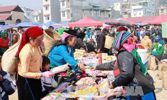 Phiên chợ giáp Tết ở vùng cao Hà Giang có nhiều hàng hóa được bày bán để phục vụ nhu cầu mua sắm của người dân. Ảnh: Đỗ Bình/TTXVN 