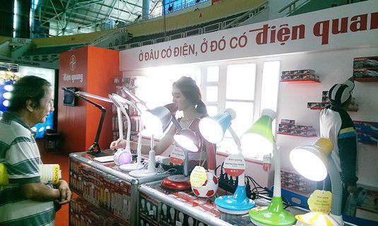 Gian hàng trưng bày sản phẩm của Điện Quang tại Hội chợ Xúc tiến Thương mại 2016