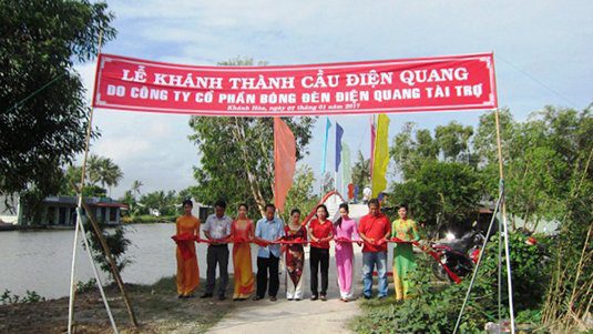 Đại diện Điện Quang và chính quyền địa phương cắt băng khánh thành cầu