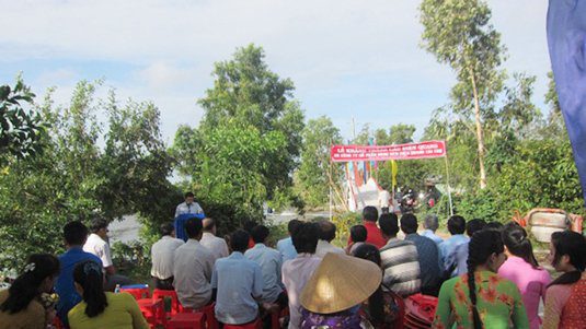 Đông đảo bà con địa phương đã đến tham dự lễ khánh thành