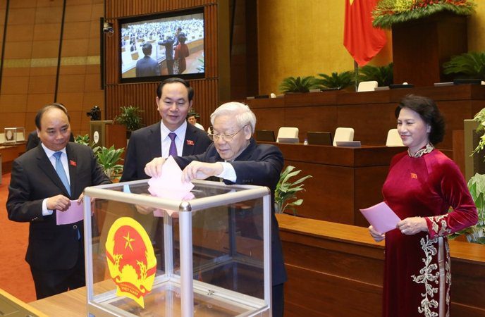 Các đồng chí lãnh đạo Đảng và Nhà nước bỏ phiếu bầu Phó Chủ tịch và các Ủy viên Hội đồng Quốc phòng và An ninh của Quốc hội khóa XIV nhiệm kỳ 2016 - 2021. Ảnh: Nhan Sáng - TTXVN