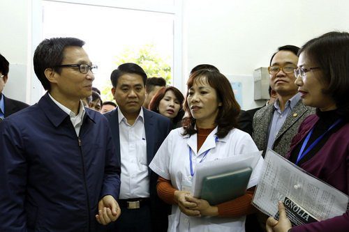 Sáng 9/2/2017, Phó Th? tu?ng Chính ph? Vu Ð?c Ðam tham tr?m Y t? phu?ng Tây M?, qu?n Nam T? Liêm và làm vi?c v?i UBND thành ph? Hà n?i v? công tác b?o v?, cham sóc nâng cao s?c kh?e nhân dân trên d?a bàn; tri?n khai l?p s? qu?n lý s?c kh?e di?n t? cho t?ng ngu?i dân. Trong ?nh: Phó Th? tu?ng Vu Ð?c Ðam giao luu v?i cán b? y t? phu?ng Tây M?. ?nh: Duong Ng?c - TTXVN