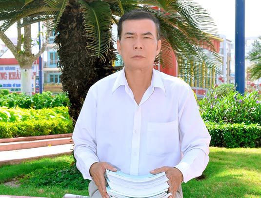 Ông Ngọc với hồ sơ khởi kiện ra tòa.