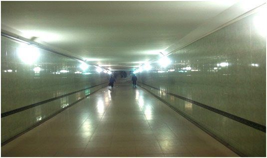 Trong các đường hầm dành cho người đi bộ ở Hà Nội, người ta cố treo nhiều bóng cao áp thủy ngân.