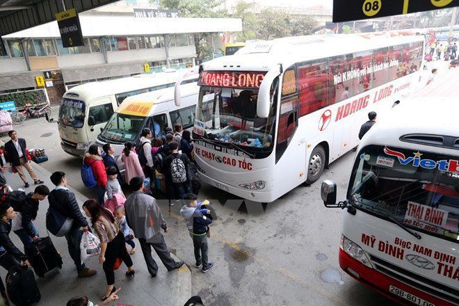 Người dân chờ xe khách tại bến xe Nước Ngầm. (Ảnh: Danh Lam/TTXVN)