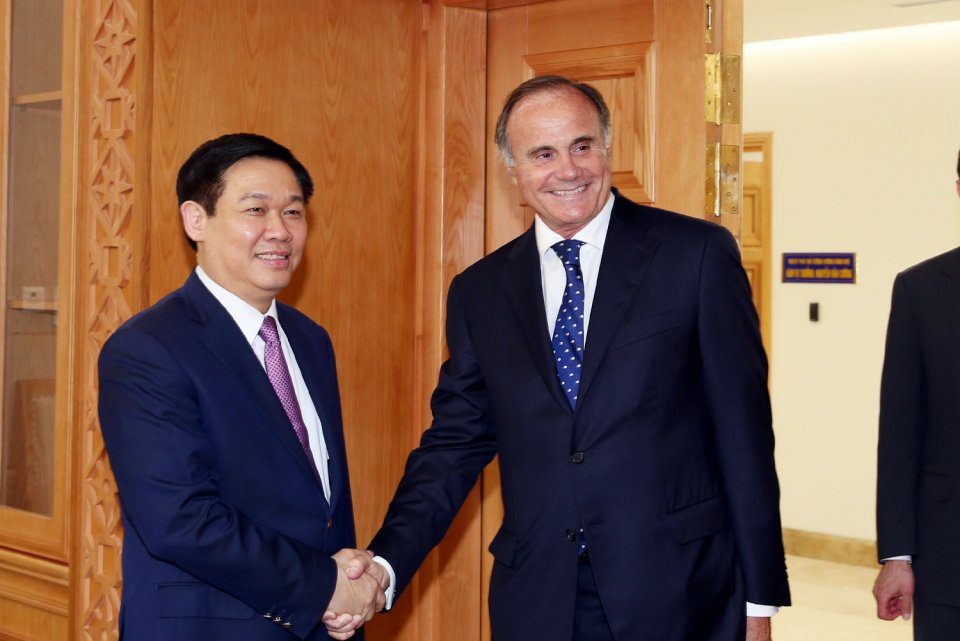 Phó Thủ tướng Vương Đình Huệ và ông Christian De Charnace, Tổng Giám đốc ngân hàng BPN Paribas khu vực châu Á-Thái Bình Dương.