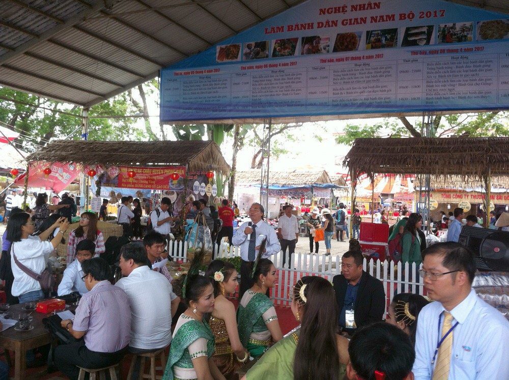 Khu vực nghệ nhân làm bánh dân gian. Ảnh: Thanh Thuý